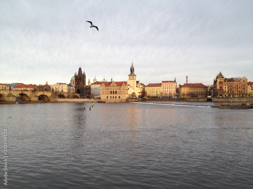 Fototapeta premium Vista otoñal del Puente de Carlos y Moldava en Praga