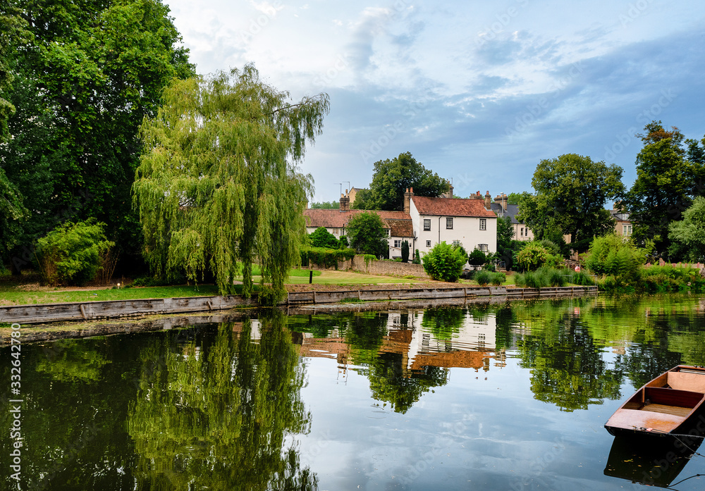 Vistas al río Cam y barca en Cambridge Inglaterra