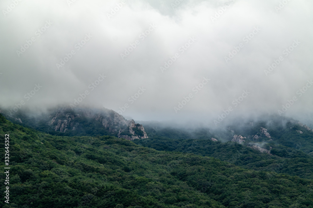 the cloud and scenery of the rain-falling mountain.