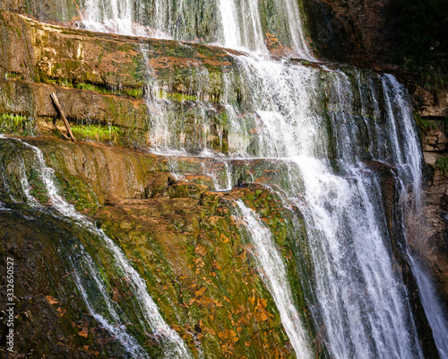 Fotografie Waterfall L'Eventail at Herisson River in Jura Mountains area