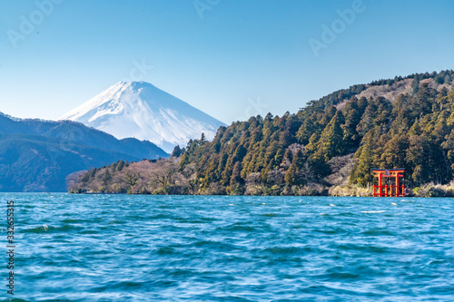 Fototapeta Naklejka Na Ścianę i Meble -  mt.fuji and red torii gate viewed from the shores of lake ashi,