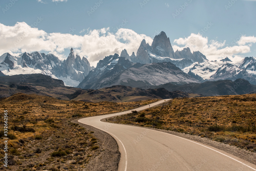 Fototapeta premium Road to Mount Fitz Roy Patagonia Argentina