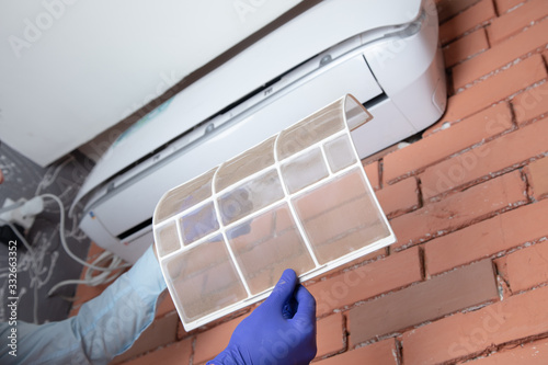 Bilde på lerret worker repair air conditioner