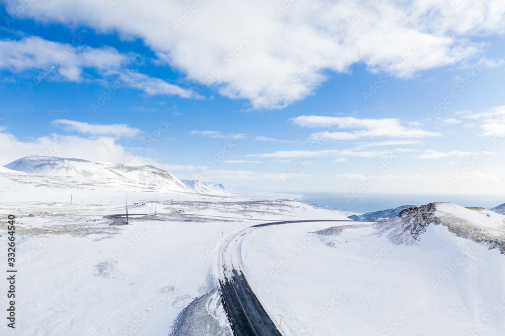 Straße im Hochland von Island im Winter
