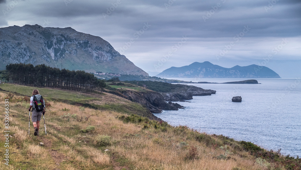 Paisaje del camino de Santiago por su paso por la costa de Cantabria (España).