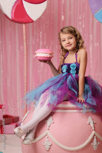 Tableau sur toile portrait of a girl-model, having fun at a birthday party in a beautiful, delicious, pink candy interior, the concept of themed children's holidays, participation in competitions