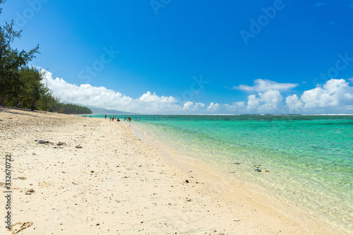 Plage des tropiques pendant les vacances    l oc  an