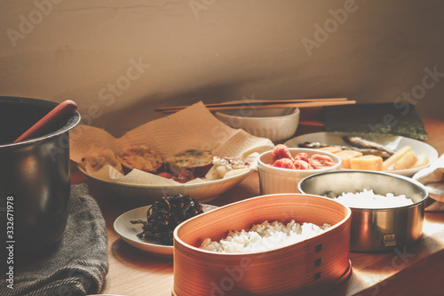 これからおかずを弁当箱に詰める