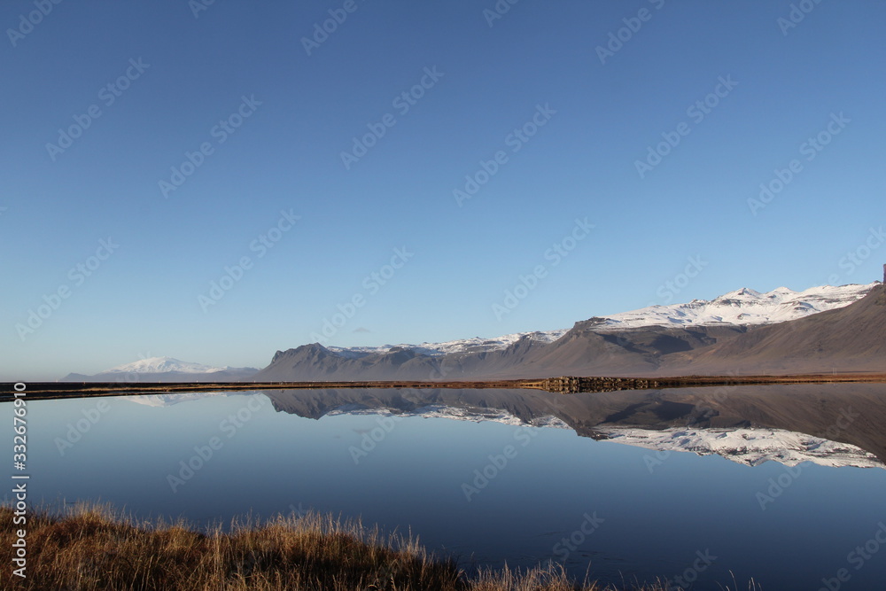 Fototapeta premium Beauty Reflection