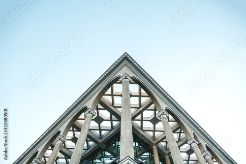 Obraz na płótnie Close up of a symmetrical or symmetry point of view on the corner of a building with columns. w salonie
