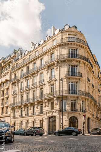 Façade d'immeuble hausmannien à Paris