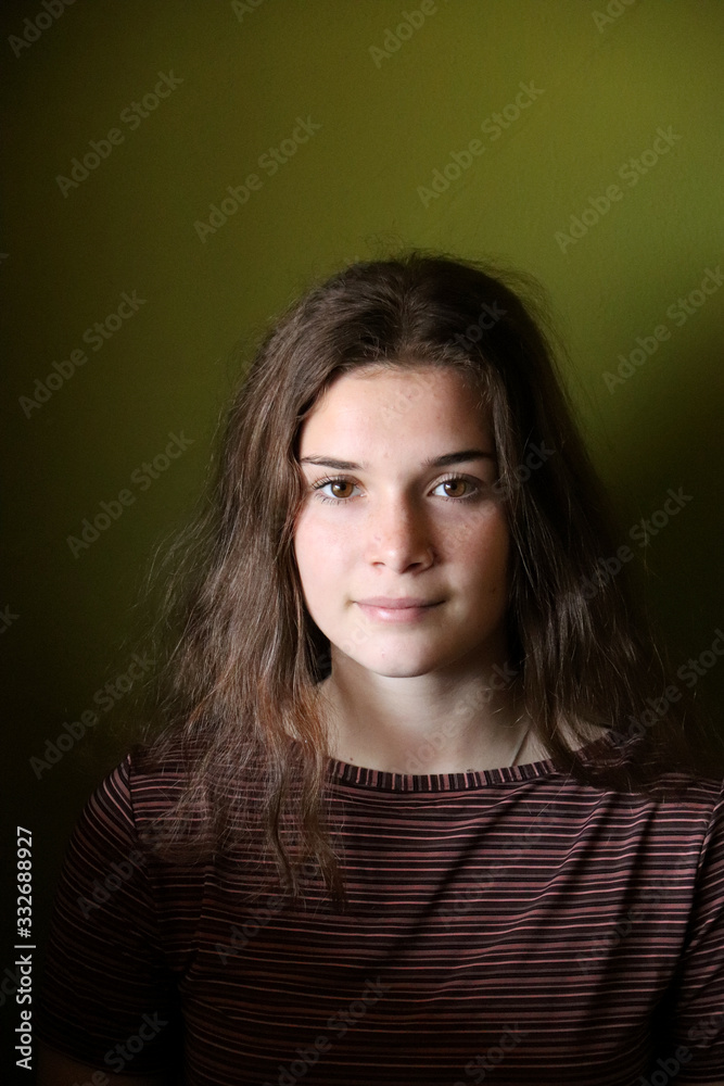 RITRATTO DI GIOVANE RAGAZZA RITRATTO DI GIOVANE RAGAZZA