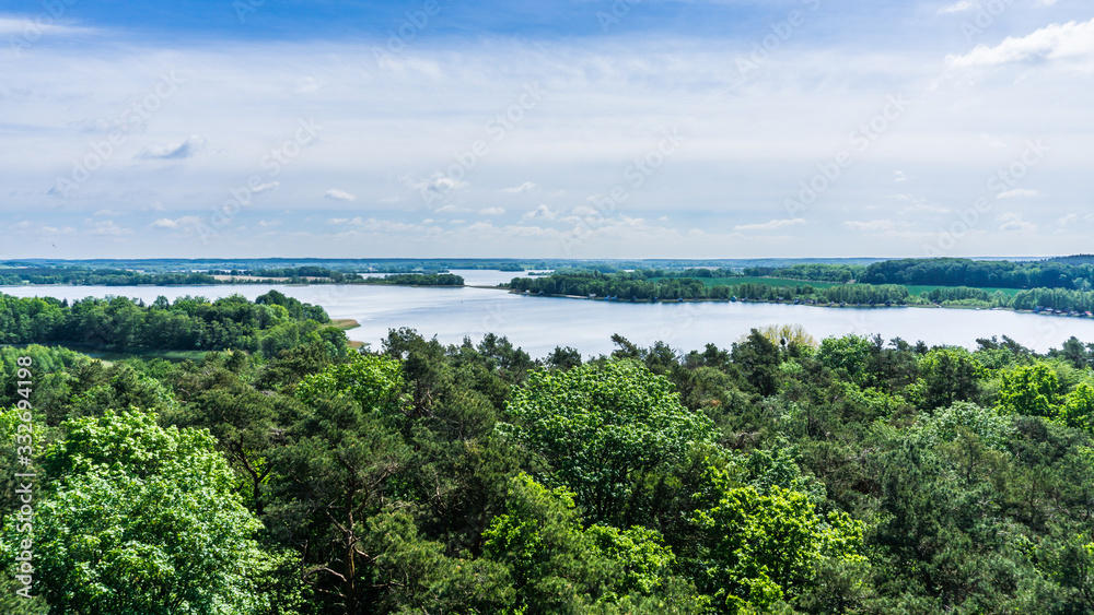 Ausblick vom Aussichtsturm über Landschaft mit Wald und Krakower See