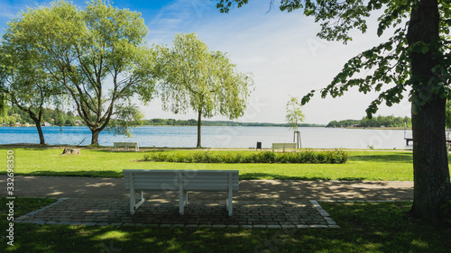 Parkbank mit Blick auf den Krakower See
