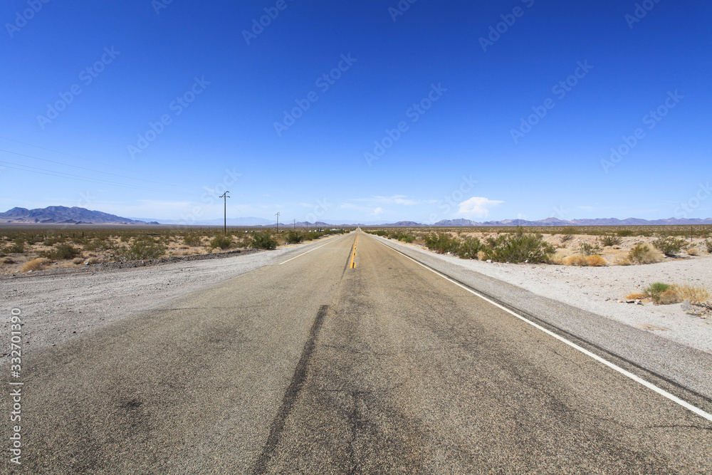 Endlose Straße in USA mit blauem Himmel Endlose Straße in USA mit blauem Himmel