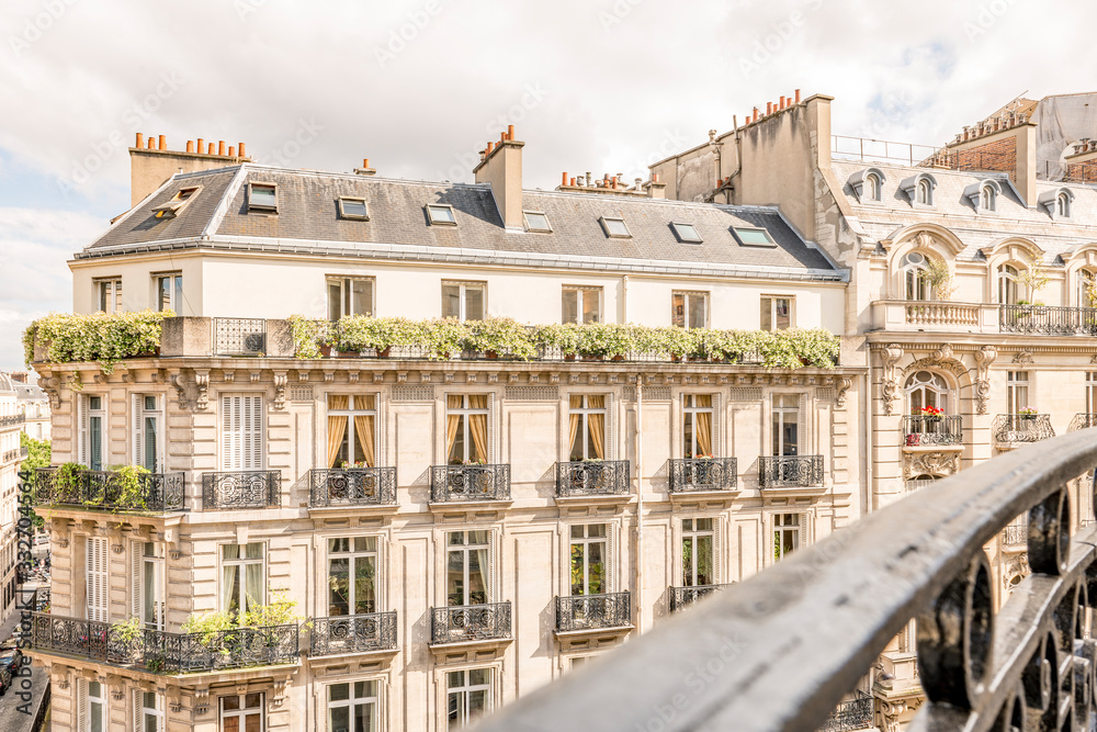 Fototapeta premium Vue d'un balcon sur des immeubles parisiens