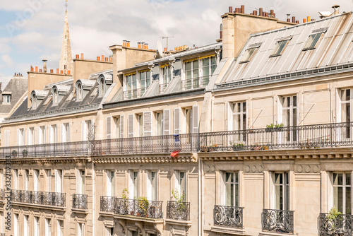 Canvas Print Façade d'immeuble haussmannien à Paris
