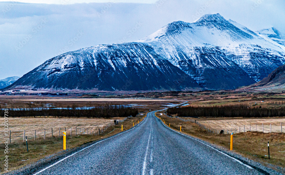 Asfalto de una carretera hacia una mantaña en pleno invierno de Islandia