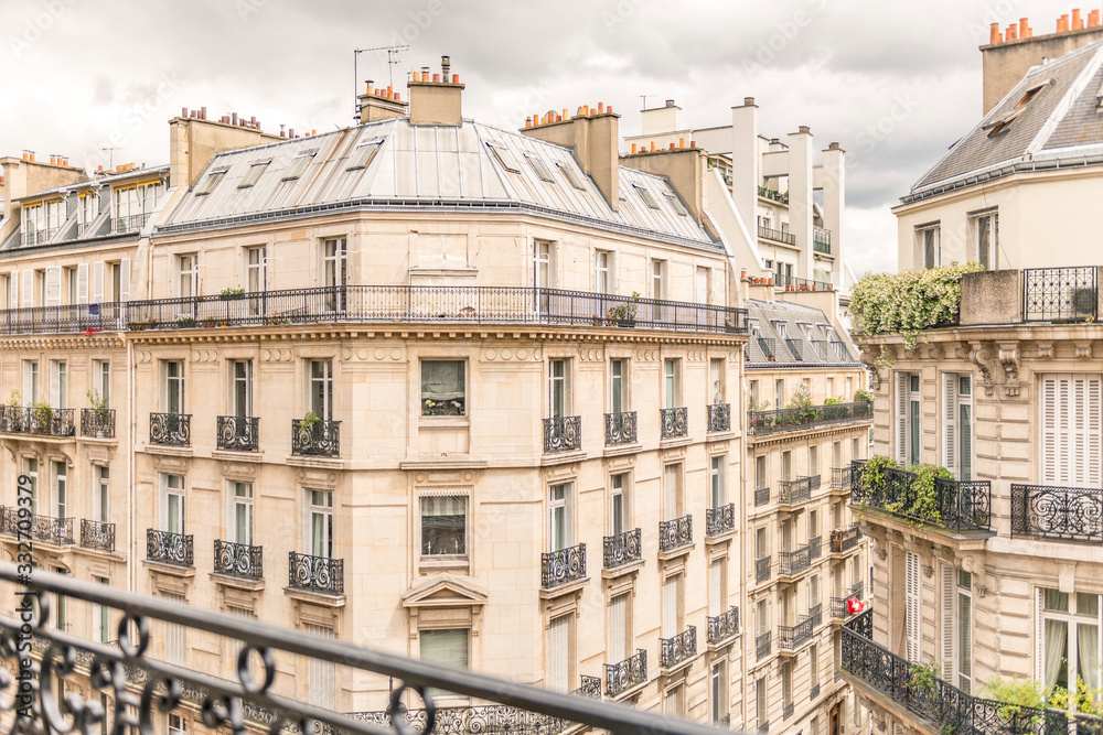 Vue d'un balcon sur des immeubles parisiens