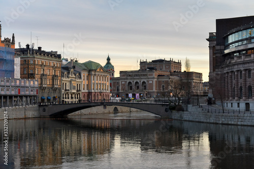 Canvas Print vue sur le parlement sous les lumières de la ville de Stockholm en Suède