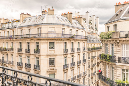 Photography Vue d'un balcon sur des immeubles parisiens