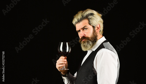 Fotografija male sommelier appreciating drink