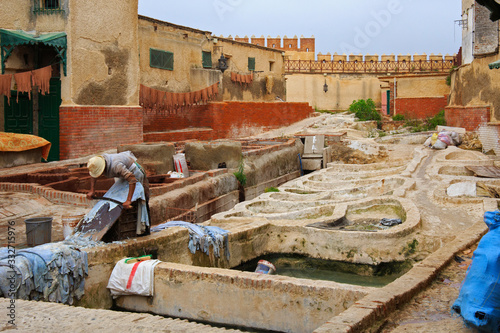 Schilderij op canvas Courtyard with different stone vats with dye for leather in Tannery of Tetouan Medina