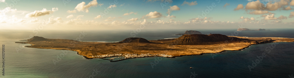 isla con sus montañas isla con sus montañas