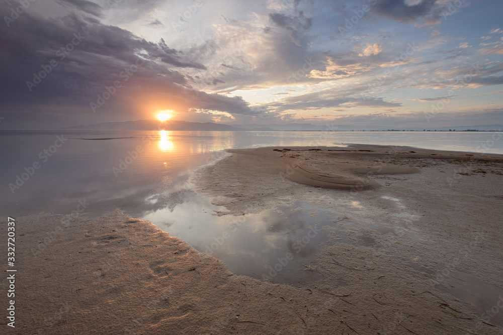 Nubes de tormenta al atardecer en el bello paraje del Delta del río Ebro. Provincia de Tarragona. Cataluña. España Nubes de tormenta al atardecer en el bello paraje del Delta del río Ebro. Provincia de Tarragona. Cataluña. España
