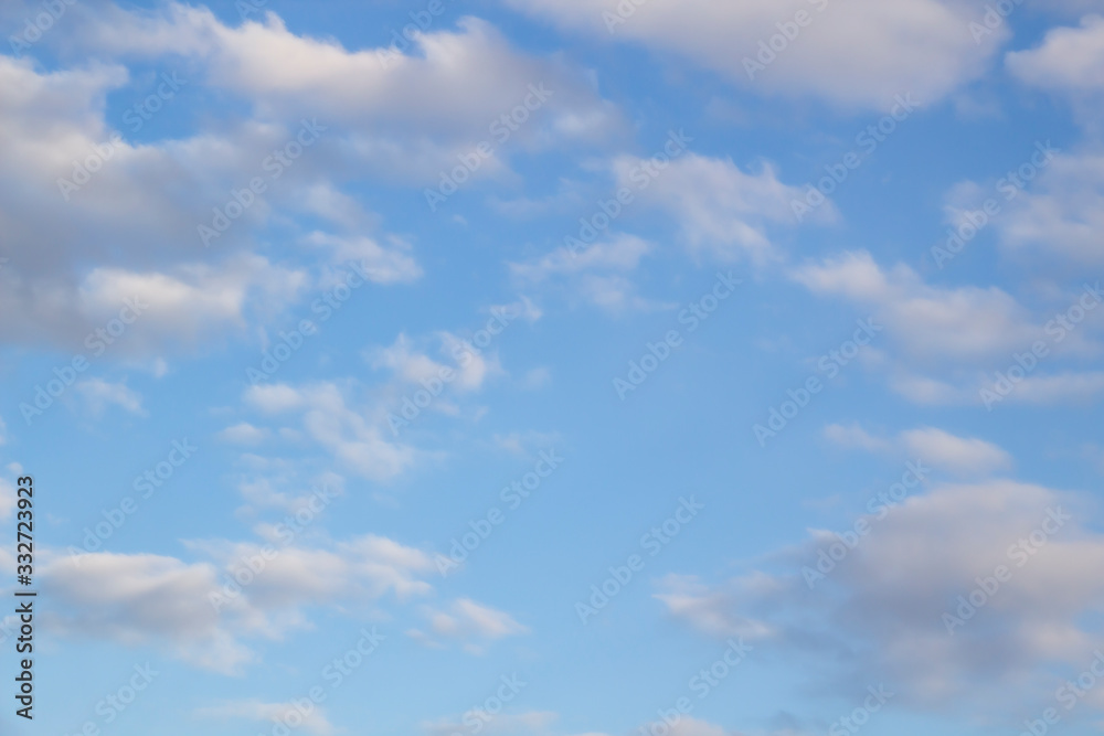 Fototapeta premium Chmura na niebieskim niebie. Piękne chmury na tle błękitnego nieba. Piękny wzór chmury na niebie.