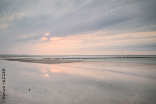 Entspannter Blick aufs Meer. Pastellfarben und Sonnenuntergang. Entschleunigung.