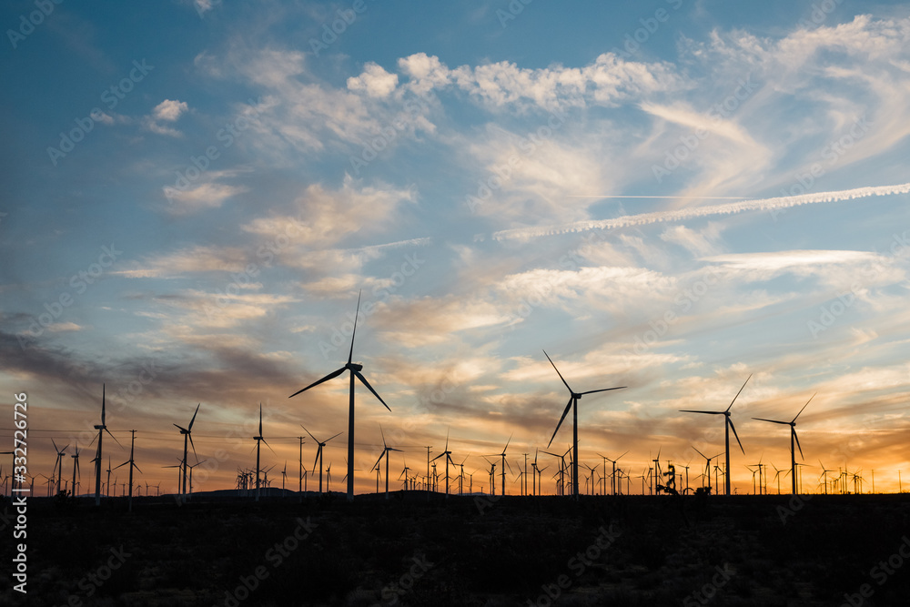 Obraz premium wind turbines at sunset in Mojave Desert, California 