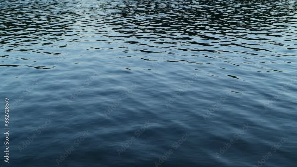 Bellas y relajantes ondulaciones en el agua