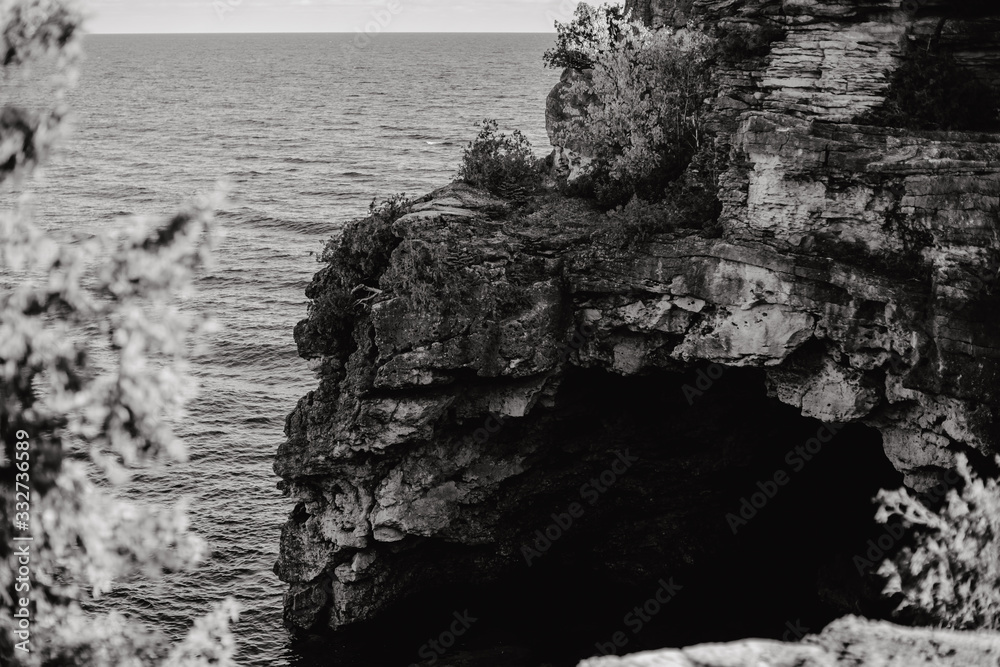 Grotte et cave au bord du lac ontario