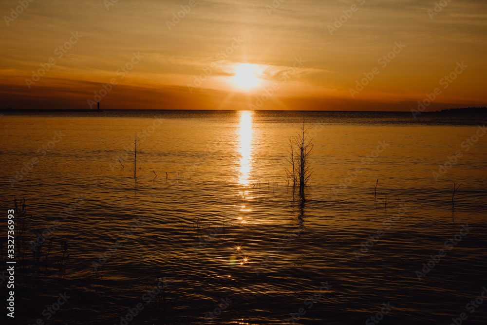 Coucher de soleil au bord du lac 