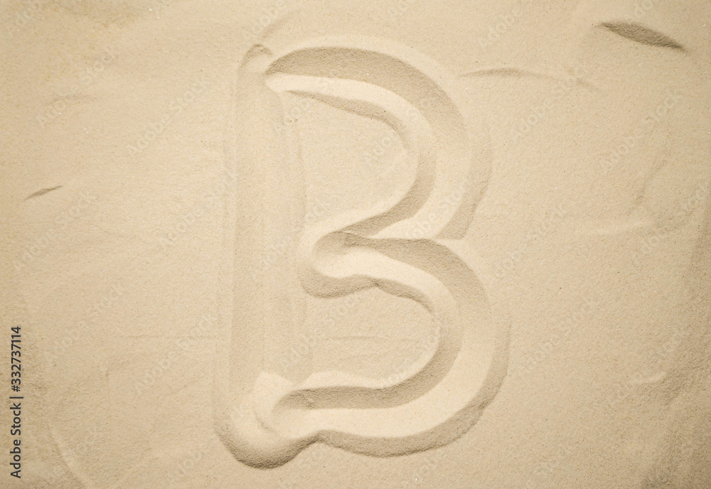 Obraz premium letters of the English alphabet drawn in the sand