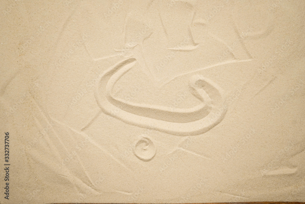 Obraz premium letters of the arabic alphabet drawn in the sand