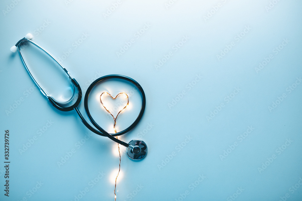 Concetto di medico privato anonimo con stetoscopio e simbolo del cuore. Banner. - obrazy, fototapety, plakaty 