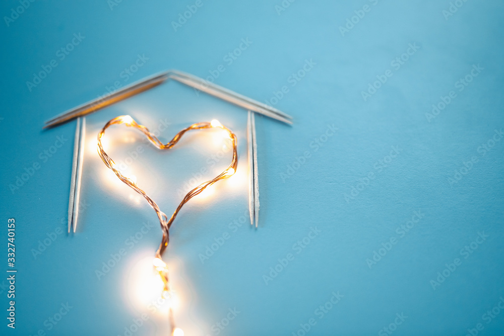 Fototapeta premium La solitudine a casa. Concetto stilizzato con simbolo del cuore
