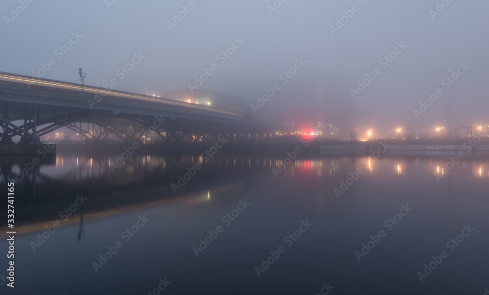 Hauptbahnhof im Nebel mit Brücken in der Nacht