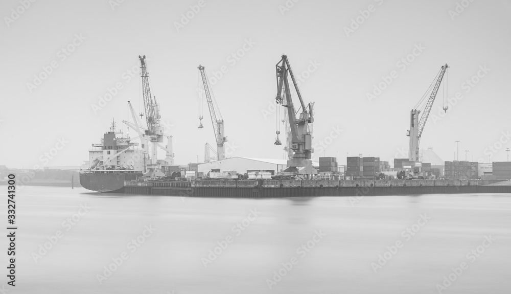 Hamburger Hafen im Nebel Monochrom
