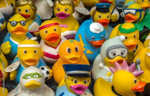 Print op canvas Collection of various rubber ducks in a shop window of a souvenir store