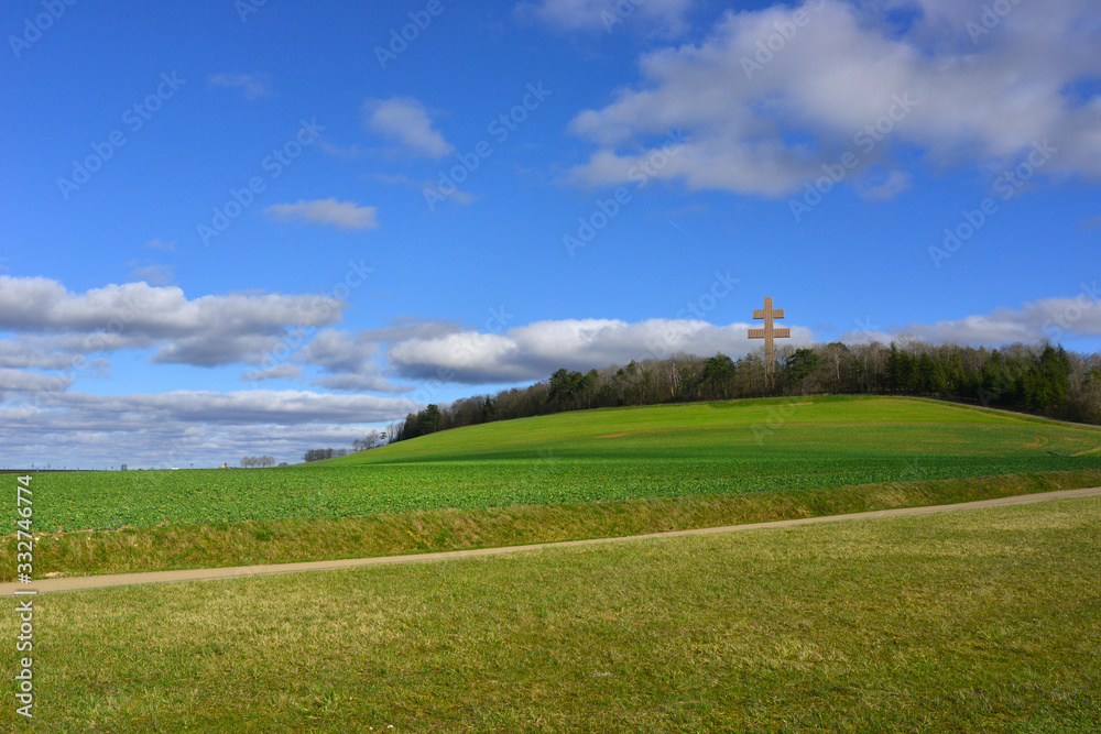 La croix de Lorraine domine fièrement la campagne de Colombey-les-Deux-Églises (52330), département du Haute-Marne en région Grand-Est, France La croix de Lorraine domine fièrement la campagne de Colombey-les-Deux-Églises (52330), département du Haute-Marne en région Grand-Est, France