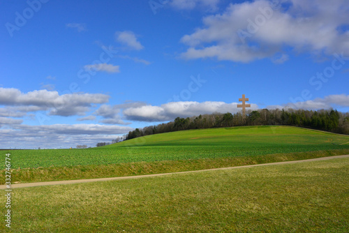La croix de Lorraine domine fièrement la campagne de Colombey-les-Deux-Églises (52330), département du Haute-Marne en région Grand-Est, France photo