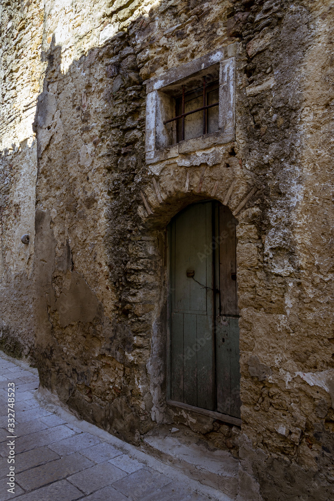 Fachada de antigua habitación en piedra con portal