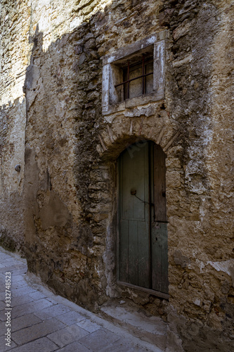 Fachada de antigua habitación en piedra con portal