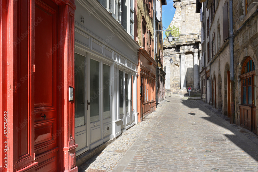 Fototapeta premium Rue du collège au Puy-en-Velay (43000), département de la Haute-Loire en région Auvergne-Rhône-Alpes, France