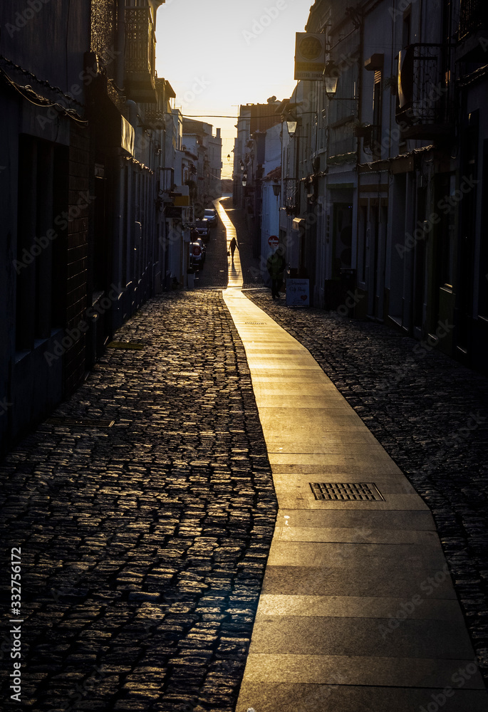 Una típica calle de piedra al atardecer en Sines, Portugal