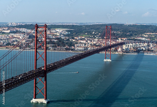 Puente del 25 de Abril en Lisboa el el estuario del río Tajo