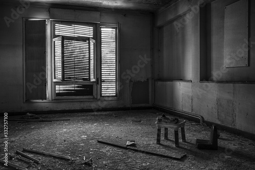 Billede på lærred Habitación de casa abandonada con ventana en la penumbra.